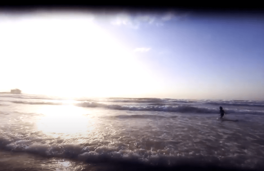 Beach with flat horizon, illustrating the flat earth model and how the atmosphere affects the view.