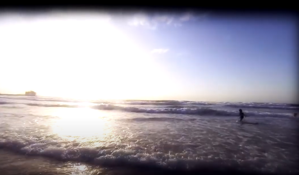 Beach with flat horizon, illustrating the flat earth model and how the atmosphere affects the view.